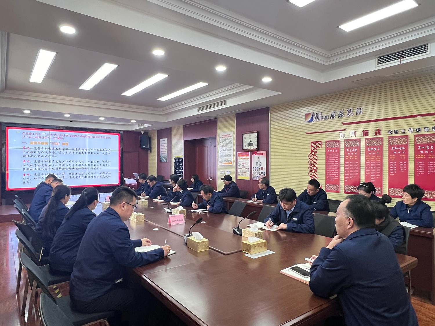 盛源公司組織觀看《清廉建設(shè)-勇毅前行》并開展廉政黨課（赤藝璇）