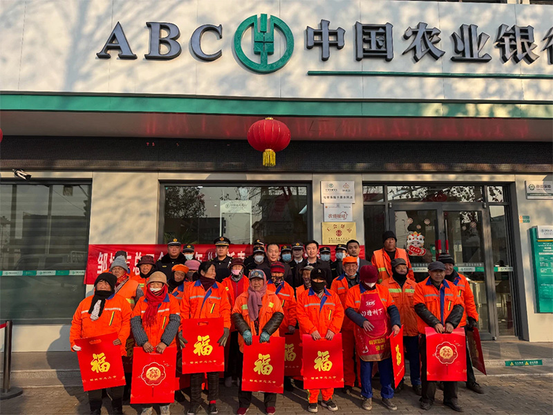 0121盛源工業(yè)裝備公司組織開展“靈蛇賀歲·迎春送?！被顒?/></p><p>為弘揚中華民族優(yōu) 秀傳統文化，豐富職工精神文化生活，營造喜慶祥和的節(jié)日氛圍，公司工會于1月21日在東辦公樓前開展了“靈蛇賀歲·迎春送?！被顒?。此次活動旨在通過送春聯和“?！弊?，傳遞溫暖與祝福，進一步充盈職工群眾的精神文化生活，增強職工的歸屬感和幸福感。</p><p>“福”，承載著中華千年的美好期許，一筆一劃勾勒的是對生活的熱愛，對家人的眷戀，對未來的憧憬。一張張“?！弊?，一副副春聯，道出了美好的新年新希望。此次活動的開展不僅讓職工感受到公司工會“娘家人”的溫暖和關懷，還進一步增強了職工對中華優(yōu) 秀傳統文化的認同感和自豪感。</p><p>下一步，該公司將繼續(xù)開展類似活動，把的關懷與溫暖送到每一位職工的心中，激勵大家以更加飽滿的熱情投入到工作中，共同推動公司的發(fā)展。</p><p>此外，結合“北宿鎮(zhèn)工會驛站”建設情況，由陳猛書記帶隊，1月21日上午，在北宿鎮(zhèn)為默默奉獻在城鎮(zhèn)一線的環(huán)衛(wèi)工人、快遞員、城管人員送上福字與對聯，用真摯的心意表達對他們的深深感激與新春祝福。</p><p>“平時工作忙，還沒來得及準備春聯，盛源公司把福字春聯送到手上，真是暖到心坎里了！”一位環(huán)衛(wèi)工人笑著說。這份小小的禮物，不僅是節(jié)日的問候，更是對環(huán)衛(wèi)工人、城管人員默默奉獻的認可，讓他們感受到社會的關愛，高高興興地把祝福帶回家，過一個歡樂祥和的新春佳節(jié)。</p><p>據了解，本次“迎春送福”活動共送出春聯、福字700余副。</p><p><br/></p><div   id=